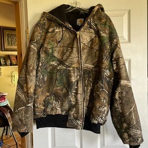 Carhartt heavy realtree camp jacket with hood and inside pockets.